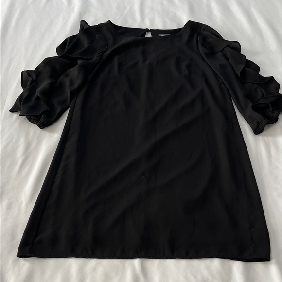 Vince Camuto Dresses & Skirts - Vince Camuto Black Ruffle Sleeve Shift Dress